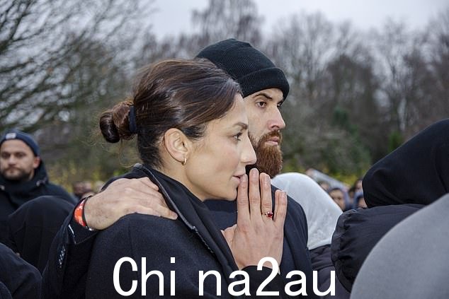 Nadia,穿着黑色衣服,头发向后梳成一个紧绷的发髻,周五在 Vestre Kirkegaard 公墓举行的母亲葬礼上,她情绪激动。