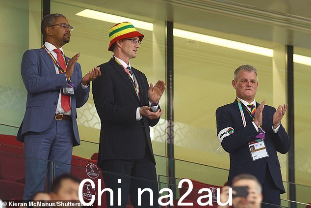 安德鲁先生与威尔士经济部长沃哈合影n Gething(左)和秘书 David Davies(中)在周二晚上比赛开始时