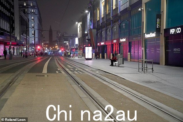 兴高采烈的员工迅速离开办公室,许多人直奔酒吧观看不列颠之战