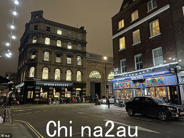 英格兰和威尔士挤满了酒吧观看h 今晚巨大的世界杯相遇
