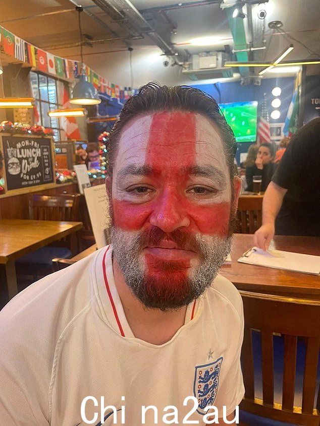 David Hawthorne(如图),39 岁,Victoria Station 的 Sports Bar and Grill 副经理说他对英格兰的胜利充满信心
