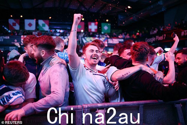 然后是三个!拉什福德的第二球将比分改写为 3-0,帮助英格兰队成为小组第一