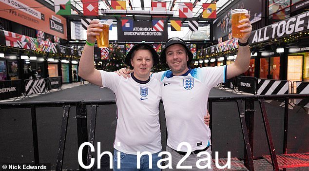 Scott Smith(左)和 Sam Marks(右)今天下午在克罗伊登的 Boxpark 举杯