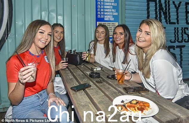 英格兰球迷在准备在纽卡斯尔中央公园观看世界杯决赛小组赛时享受赛前品脱,英格兰队与威尔士队的比赛将于晚上 7 点开始。