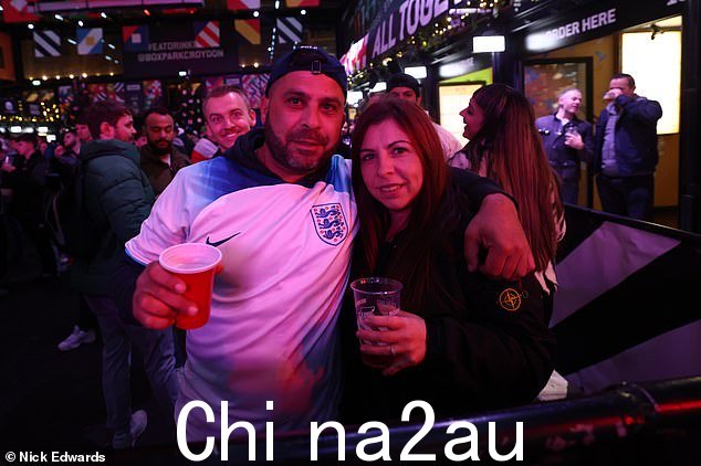 为英格兰干杯!这两位球迷准备在晚上 7 点支持哈里凯恩和球队