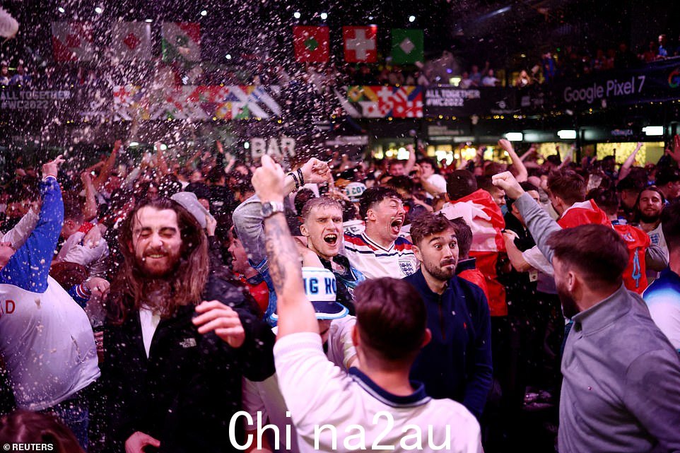 在马库斯拉什福德打进他们的第三个进球后,英格兰球迷在温布利 boxpark 欢呼雀跃