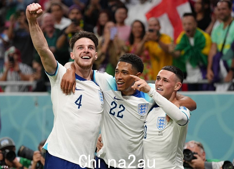Phil Foden(右)庆祝在今晚的比赛中与 Jude Bellingham 和 Declan Rice 一起打入第二个进球