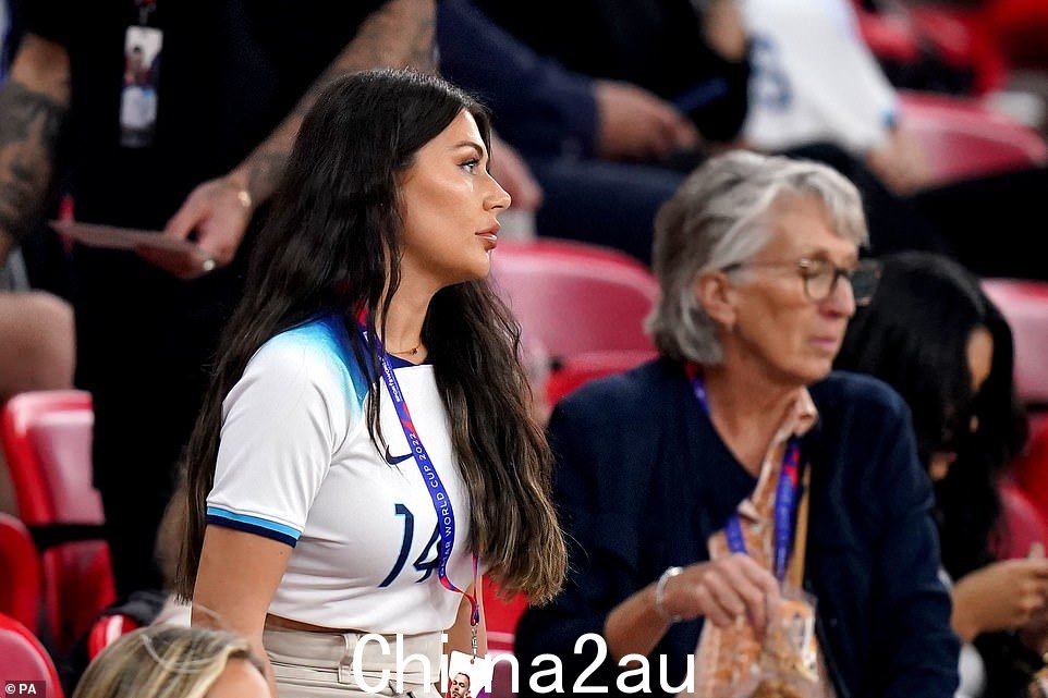 Ashleigh Behan,英格兰选手 Kalvin Phillips 的女友,在今晚比赛开始前在看台上观看比赛