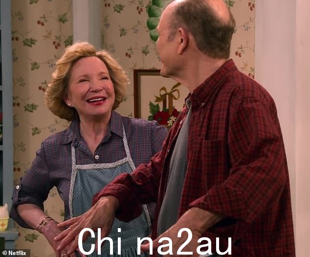 抬起你的脚... Kurtwood Smith 和 Debra Jo Rupp 在新的 That '90s Show teaser 中重新扮演他们作为 Red 和 Kitty Forman 的标志性角色