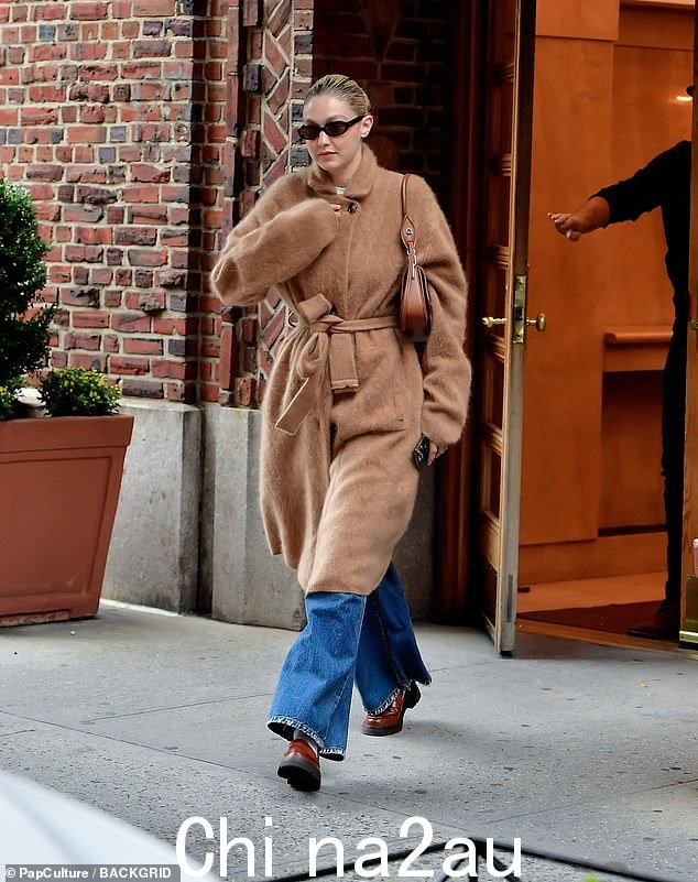 温暖舒适:Gigi Hadid 周二在纽约市与朋友共进午餐时展现出典型的时尚身材