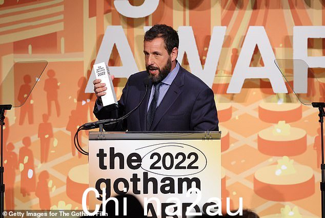 搞笑人物：56 岁的亚当·桑德勒 (Adam Sandler) 周一在纽约举行的 2022 年哥谭奖颁奖典礼上接受了他的电影致敬奖，让观众激动不已
