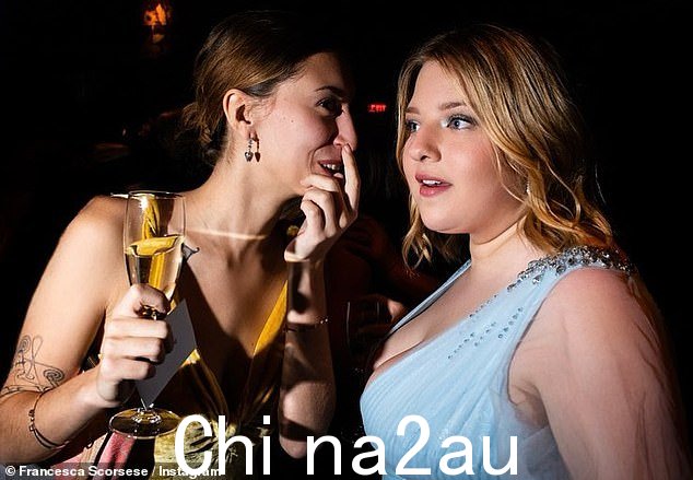 四处张望:'非常晚的生日帖子!!!'她说,指的是派对实际上是在她父亲 11 月 17 日 80 岁生日当天举行的。