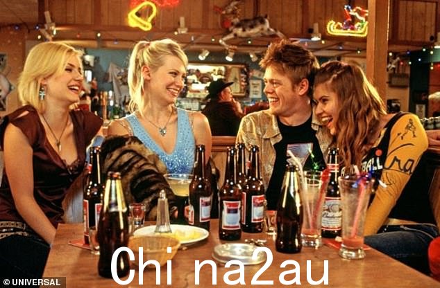在电影中,Elisha Cuthbert(左)是欢迎 Brit Colin Frissell 的三个喧闹的美国女性中的三分之一,他希望移居美国能保证他拥有更好的爱情生活