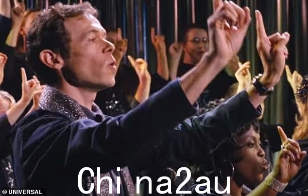 亚当·戈德利在电影最具标志性的场景之一中扮演了一个小角色——我想要的圣诞合唱团演绎,作为真爱至上的情感高潮