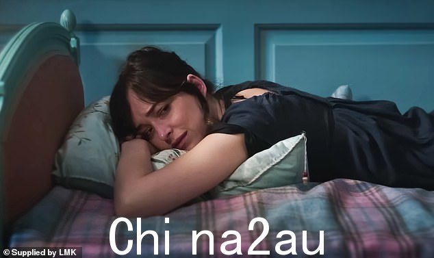 达科塔·约翰逊在 Netflix 2022 年改编的《劝说》中饰演安妮·艾略特奥斯汀最后完成的小说,在她死后于 1817 年出版