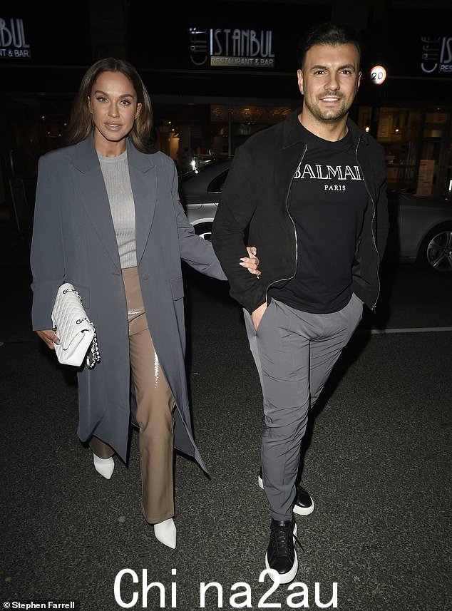 时尚:前 Geordie Shore 明星,35 岁,二月份在迪拜与前 TOWIE 明星订婚。她穿着一件剪裁考究的灰色外套来抵御寒冷,剪裁出精致的身材