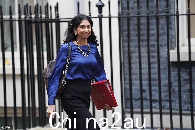 内政大臣 Suella Braverman 今天在唐宁街 10 号外面合影