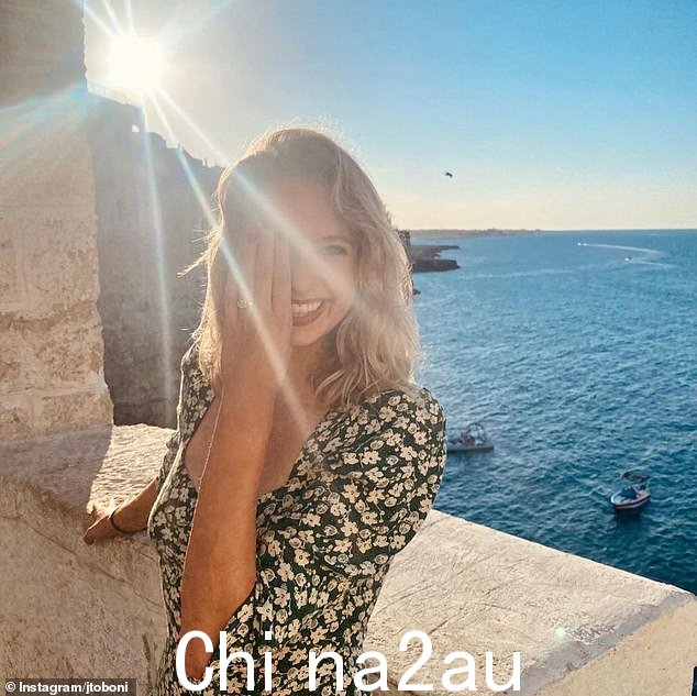 '能在你身上找到这样一个愚蠢、聪明、有趣、善良的灵魂,我感到非常幸运,'杰奎琳这样评价她的未婚妻