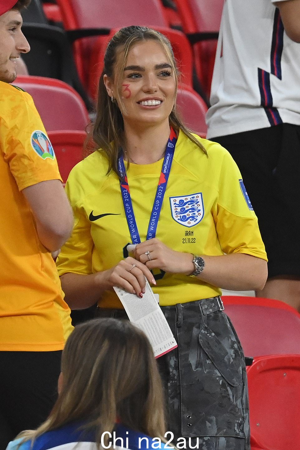 Georgina Irwin,与 Aaron Ramsdale 有关系,她微笑着等待英格兰和威尔士球员上场