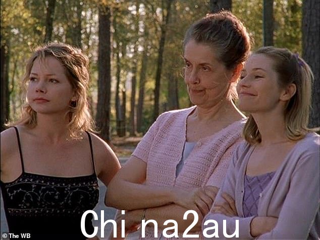 屏幕上:42 岁的米歇尔在 1998 年至 2003 年间与 82 岁的 Peil 一起在剧中扮演 Jen Lindley,饰演 Evelyn 'Grams' Ryan(中图),这让粉丝们感到困惑她的演讲让许多人相信 Peil,他还活着并且很好 - 已经去世了