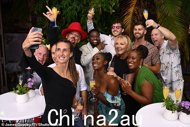 Jill Scott 在上图中与所有 ca 自拍伙伴们。汉考克先生在周日晚上的决赛中获得第三名,在他的女朋友完成 10,000 英里的旅程返回英格兰后几个小时,他加入了他的搭档。” class=