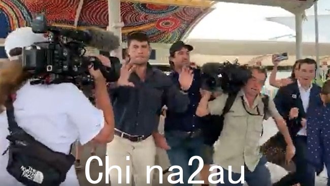 他的安保人员周三在达尔文机场与媒体发生冲突,当时他着陆并向警方自首。图片:Sky News