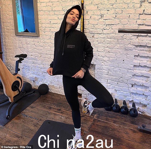 舒适!当她忍受艰苦的锻炼时,这位明星还穿了一件休闲的黑色连帽衫和配套的紧身裤
