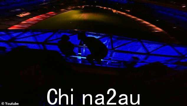 大胆的青年在事件中设法爬上了体育场的屋顶