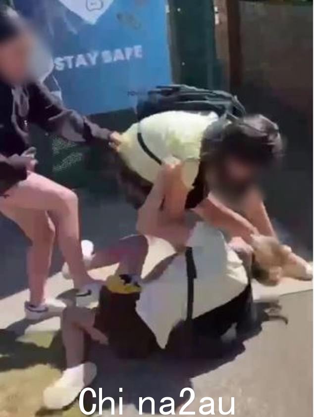 画面显示一个女孩被另一个学生无情地拳打脚踢,然后另一个袭击者加入,直到袭击者被另一个学生拉走