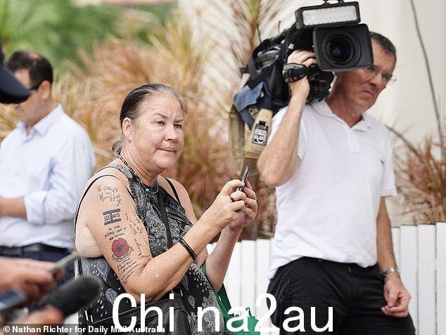 一名愤怒的当地妇女(如图)被激怒,因为记者和当地人被告知要为马特赖特腾出空间让他在达尔文地方法院坐下来等待他的案件