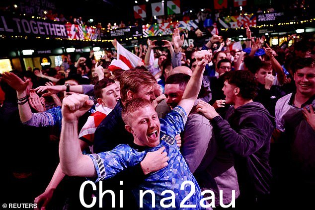 伦敦球迷观看威尔士对英格兰 - 英国伦敦 - 2022 年 11 月 29 日英格兰球迷在赛后温布利 boxpark 庆祝