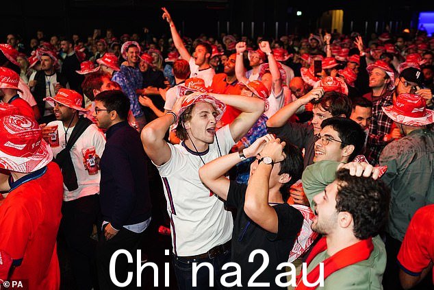 在 FIFA 世界杯 B 组比赛放映期间,英格兰球迷在 Outernet 的伦敦百威球迷节上作出反应