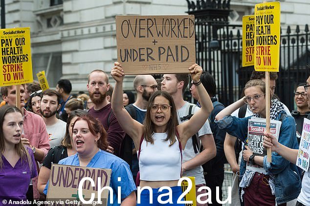 皇家学院如果争端得不到解决,英格兰、威尔士和北爱尔兰的护理 (RCN) 成员将于 12 月 15 日至 20 日退出。图为:7 月 25 日在唐宁街外举行的抗议活动