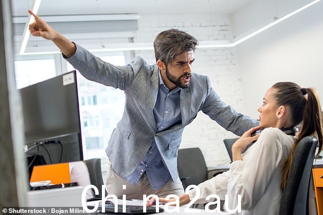 重要的是忽略你的战斗或逃跑反应,这可能会让你退缩、反驳或离开这种情况