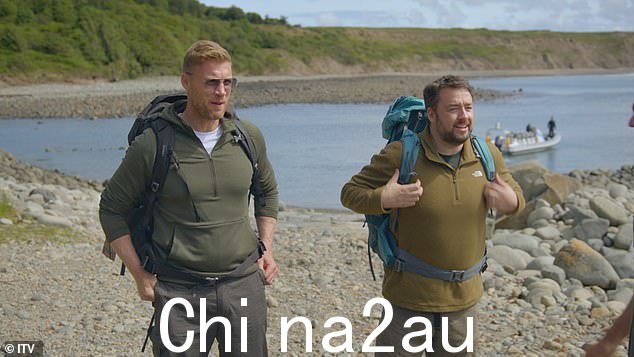 Freddie Flintoff 和 Jason Manford 去北威尔士为 Freddie & Jason 露营度假:两个男人在帐篷里