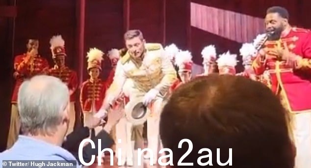 这位好莱坞女演员竞拍休在节目中戴的签名帽子,令粉丝震惊,拍卖所得将捐给百老汇关爱协会
