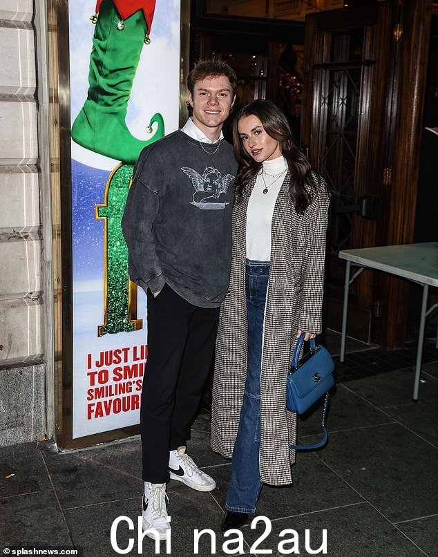 Smitten: Amber Davies 和她的男朋友 Ben Joyce 去看她姐姐 Jade in Elf: The Musical 周二在伦敦的 Dominion 剧院