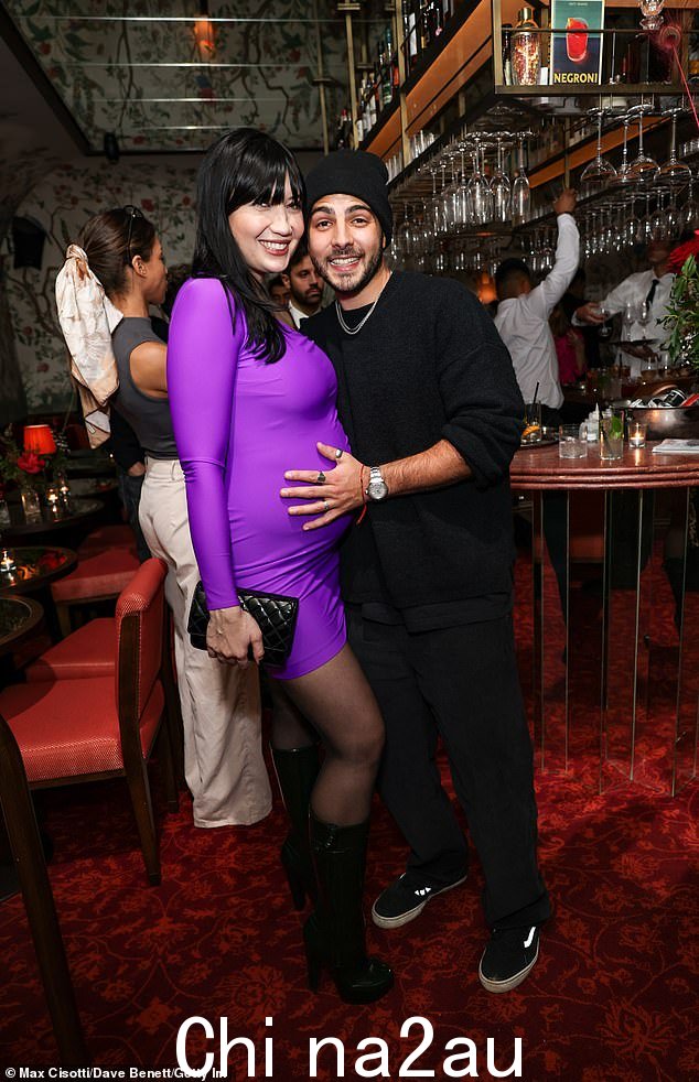 准父母:Daisy Lowe 周二在伦敦 Nikita 参加 Annie's Ibiza 系列首秀时,与她的未婚夫 Jordan Saul 一起展示了她越来越大的肚子