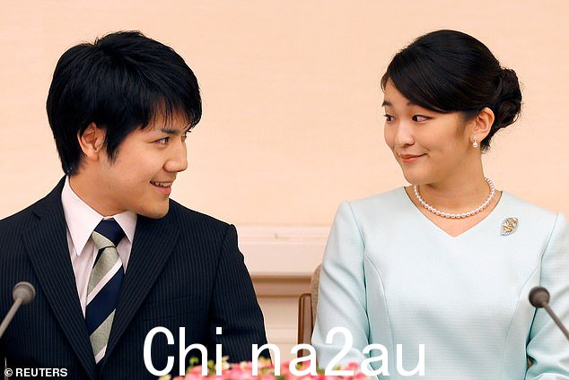 真子公主在照片拍摄中明显不见了。 2021 年,她在宣布辞去王室工作人员职务后与现任丈夫小室圭合影