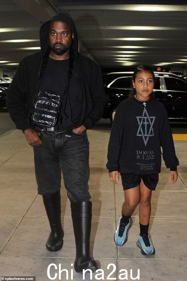 跑腿:Kanye 在去商场买圣诞礼物之前从她的篮球训练中接走了 North