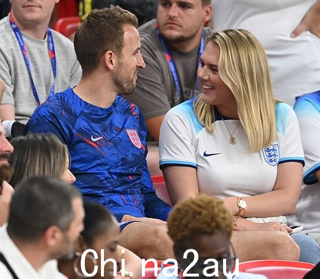 赛后重聚:Harry Kane 和他的妻子 Katie 在英格兰队结束后被发现在 Al Rayyan 的 Ahmed bin Ali 体育场甜蜜追赶球场边3-0 击败威尔士