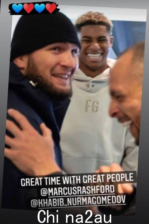 Marcus Rashford 与他已故的朋友 Garfield Hayward(右)和综合格斗明星 Khabib Nurmagomedov(左)一起欢笑