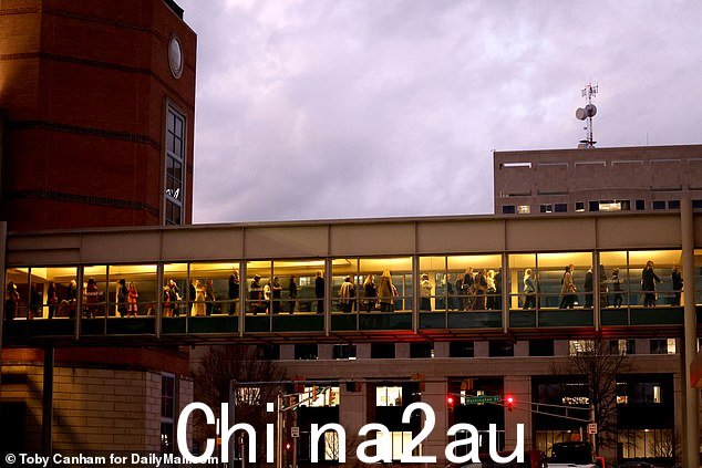 人们在人行道上排队参加印第安纳波利斯市中心万豪酒店的慈善活动,梅根马克尔是演讲嘉宾