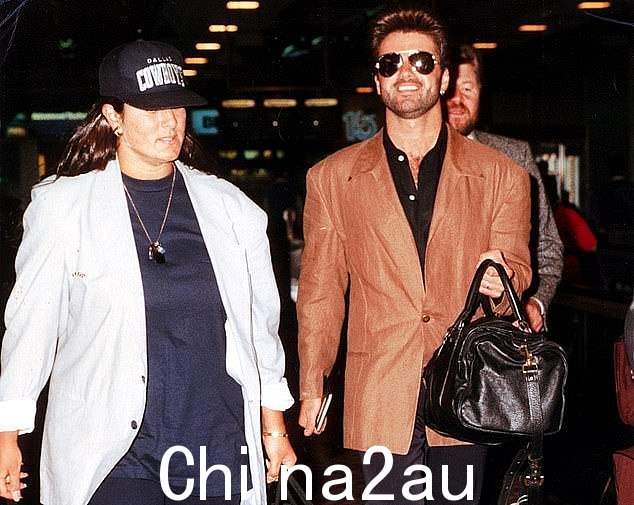 美发师 Melanie(左),59 岁,因糖尿病昏迷于 2019 年圣诞节去世,正好是 53 岁的 George Michael(右)去世三年后,他死于 2016 年圣诞节