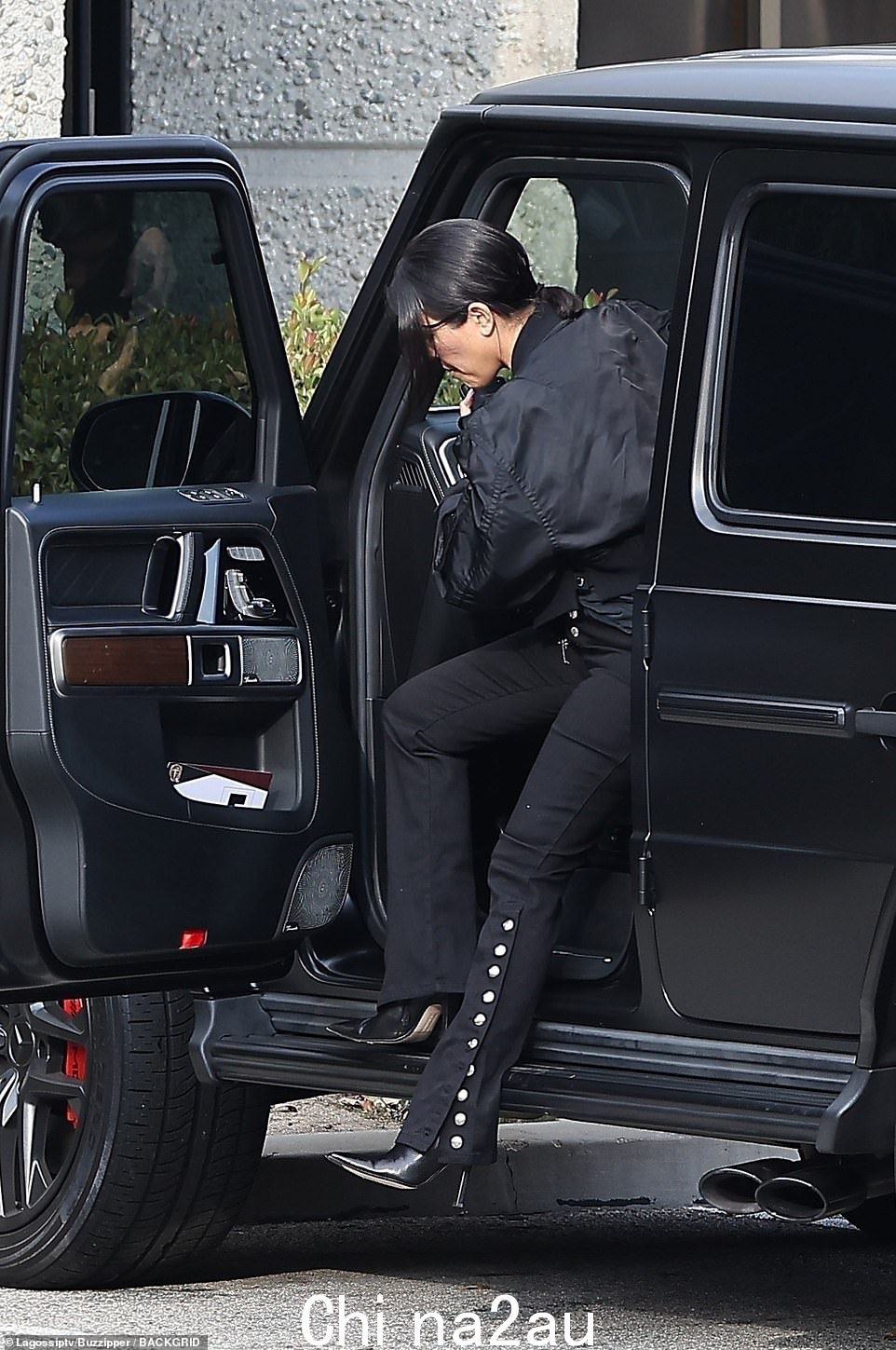 休闲:Kourtney 到达工作室时看起来更加休闲。她穿着一件蓬松的黑色短款厚袖夹克