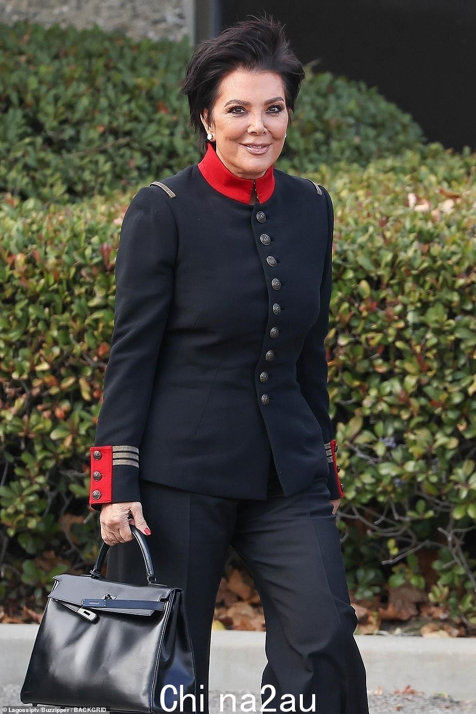 短发,别在意:她乌黑的小精灵发型在微风中凌乱地卷起来