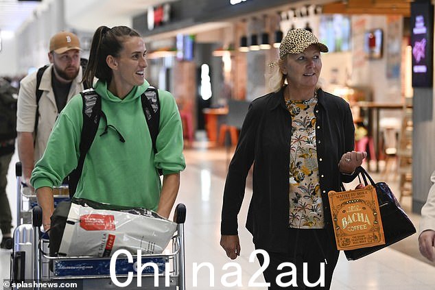 首先是什么?吉尔从她拥有的咖啡店开始她的回家之旅与 Shelly 一起享受她“最喜欢的”纯白色
