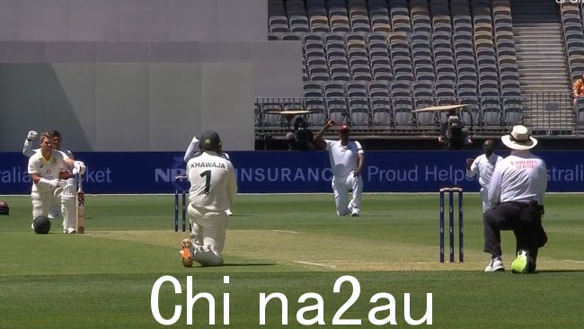 澳大利亚人 David Warner(左)和 Usman Khawaja(右)在珀斯 Optus 体育场的系列赛揭幕战前屈膝。图片:Twitter