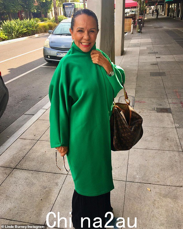 Linda Burney,65 岁,(上图背着 Louis Vuitton 包)没有在 7.30 上直接回应有关雪橇的问题,但表示她从小就明白‘善良是免费的’