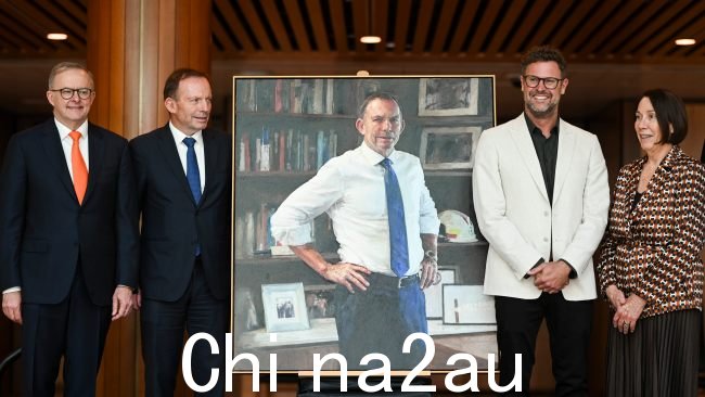 Tony Abbott 与 Anthony Albanese 和艺术家 Johannes Leak 在 Parlia 的肖像展示中合影换货的房子。图片:NCA NewsWire / Martin Ollman